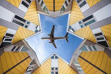 Kubus huisjes met vliegtuig van Marcel Derweduwen