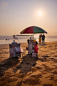 Schatten, Farben und das Alltagsleben am Strand von Java