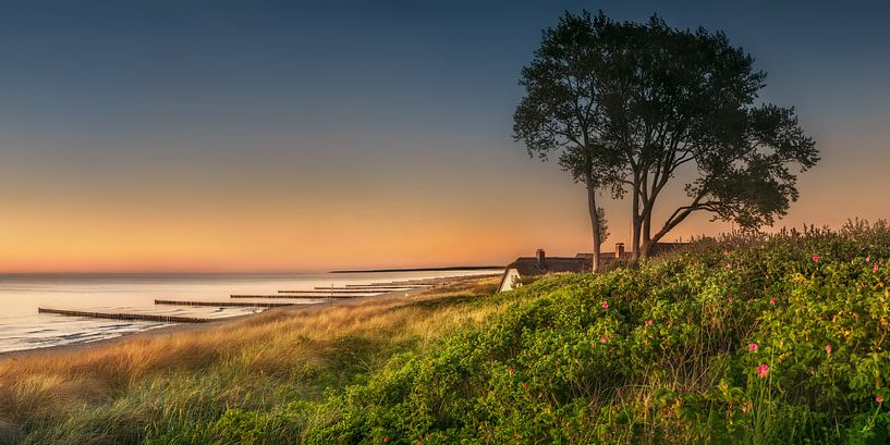 Mer Baltique près de Ahrenshoop avec plage et maison au toit de chaume au coucher du soleil par Voss Fine Art Fotografie