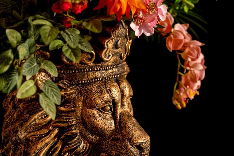 Lion doré avec des fleurs par Femke Ketelaar