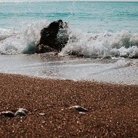 Meerwasser plätschert auf Felsen am Strand des Peloponnes von DeedyLicious