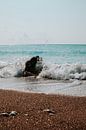 Zeewater spat op rots op het strand van Peloponnesos van DeedyLicious thumbnail