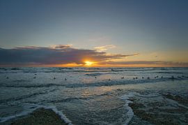 Sur la plage de Blåvand au coucher du soleil sur la mer sur Martin Köbsch