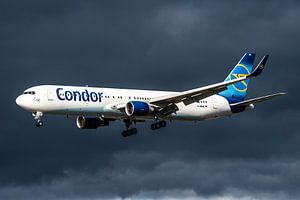 Eine Boeing 767 von Condor ist im Begriff, auf dem Frankfurter Flughafen zu landen. von Jaap van den Berg