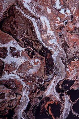 Vloeibare kleuren stromen over het oppervlak