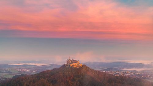 Burg Hohenzollern bei Sonnenaufgang, Baden-Württemberg, Deutschland von Henk Meijer Photography