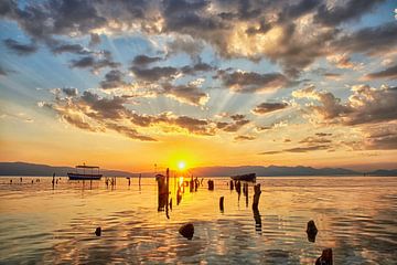 Zonsondergang aan het meer van Ohrid Macedonië van Cor de Hamer