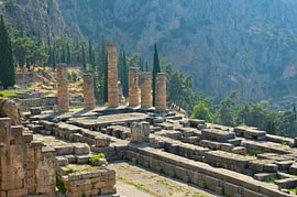 Ruines du site archéologique de Delphes avec des colonnes antiques sur Tomherkules