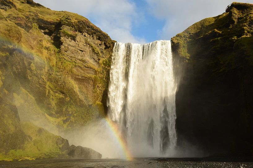 Skogafoss met regenboog van Renzo de Jonge