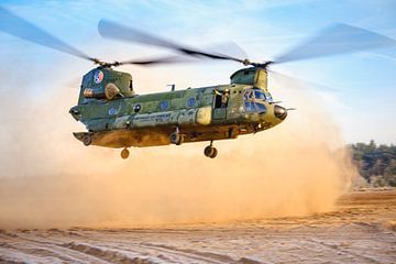 Chinook helikopter maakt brownout landing van Kevin IJpelaar