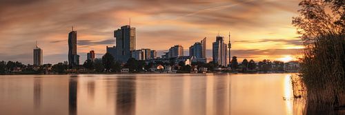 Wenen met uitzicht op de Donaucity bij zonsondergang.