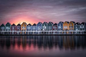 Gekleurde vissershuisjes aan de rietplas in houten van Tim Rensing