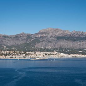 Küstenstadt Altea, Berge und das blaue Meer von Adriana Mueller
