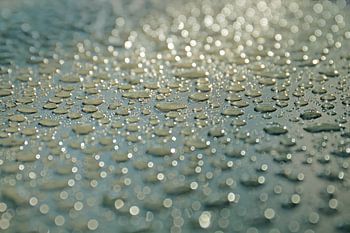 Na de regen nog niet droog-druppels op tafel