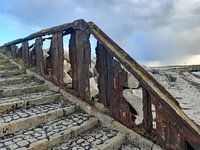 Rostiges Geländer am Strand