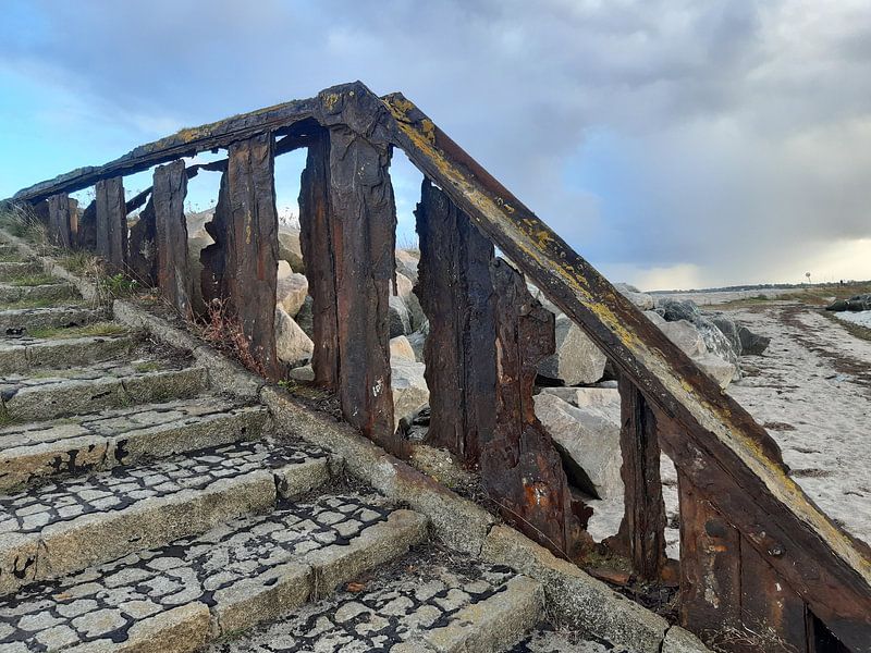 Rostiges Geländer am Strand von Benjamin Dickmann