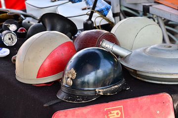 Alte Motorrad Helme auf dem Flohmarkt