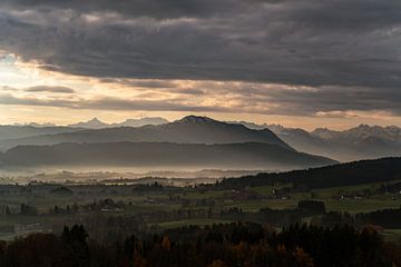 dramatische zonsopgang over de Allgäuer bergen van Leo Schindzielorz