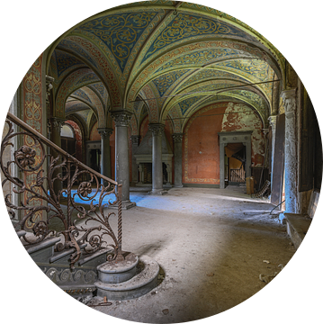 Hal in een verlaten Villa in Italië