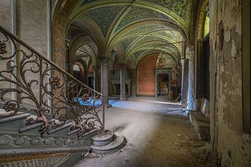 Saal in einer verlassenen Villa in Italien von Wim van de Water