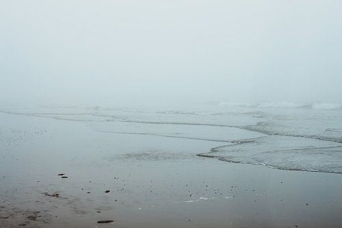 De branding op een mistige dag op Scheveningen strand