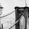 new york city... Brooklyn Bridge &amp; lantaarn van Meleah Fotografie