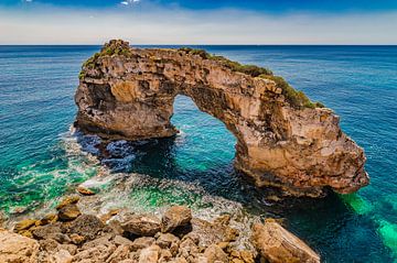 Natuurlijke rotsboog Es Pontas aan de kustlijn van Mallorca van Alex Winter