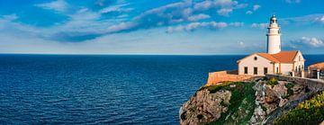 Vuurtoren panorama van het zeelandschap op het eiland Mallorca, Spanje Middellandse Zee van Alex Winter