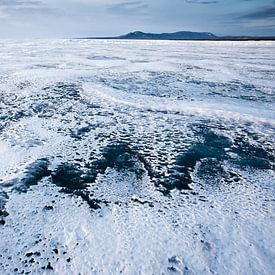 gebroken lijn van transparant blauw-turquoise ijsblauwe lucht en heuvels op het Baikalmeer van Michael Semenov