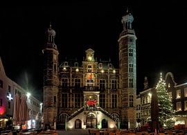 Het stadhuis van Venlo in feestverlichting