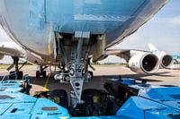 Boeing 747 van onderen tijdens pushback