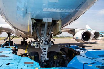 Boeing 747 van onderen tijdens pushback van Jeffrey Schaefer