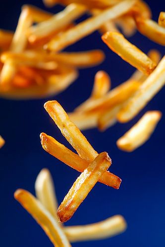 Gefrituurde frieten in de lucht - een smakelijke traktatie