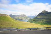 De weg naar Gjógv op de Faroër-eilanden