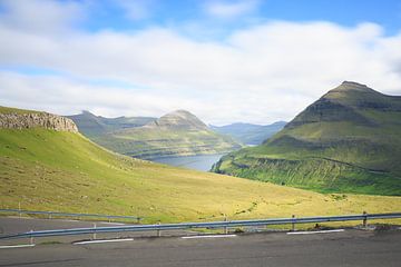 De weg naar Gjógv op de Faroër-eilanden van Erik Vergunst