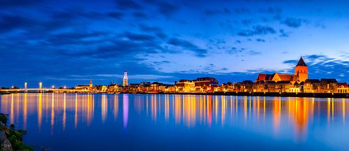 Panorama van de stad Kampen aan de IJssel in de avond