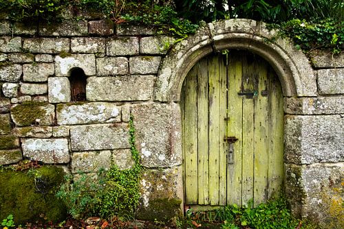 Old wall with green gate | Locronan | Brittany