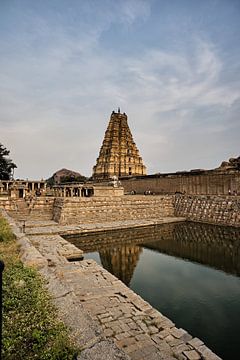 De kleuren van Hampi: Virupaksha Tempel bij schemering van Frank Photos