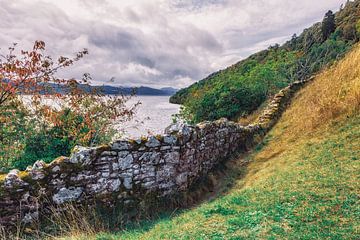 Le Loch Ness en Écosse. Idylle déserte sur le mur de pierre du château d'Urquhart. sur Jakob Baranowski - Photography - Video - Photoshop