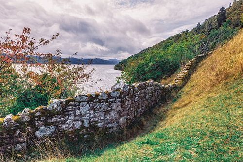 Loch Ness in Schotland. Verlaten idylle bij de stenen muur van Urquhart Castle.