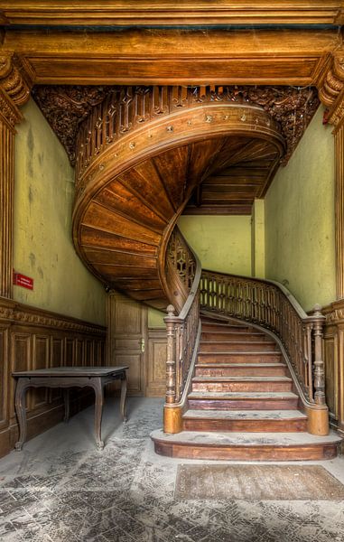 Treppenhaus aus reiner Handwerkskunst von Roman Robroek – Fotos verlassener Gebäude