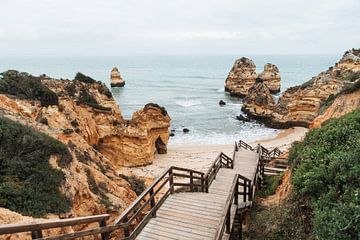 Vue sur la plage Algarve, Portugal sur Dayenne van Peperstraten