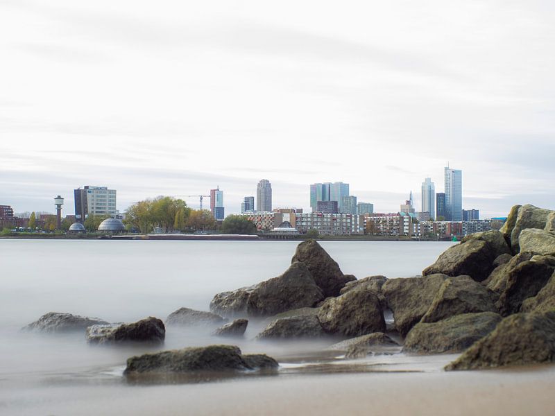 Dromerigheid aan de Nieuwe Maas in Rotterdam van Martijn Wit