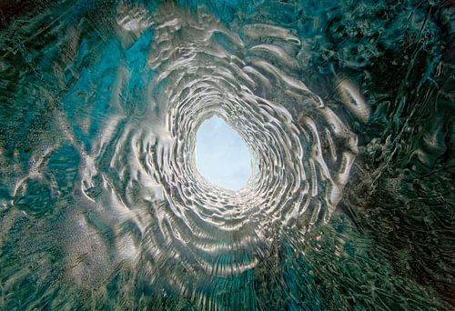 Grotte de glace dans un glacier