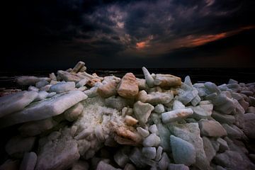 Kruiend ijs op het IJsselmeer van Jenco van Zalk