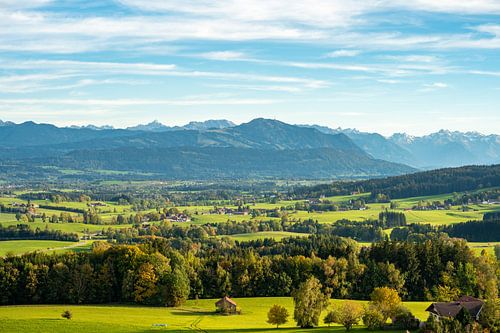 Uitzicht vanaf Mariaberg op de Grünten en de Allgäuer Alpen in de herfst