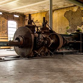 Machine in een oude vervallen fabriek van SRF