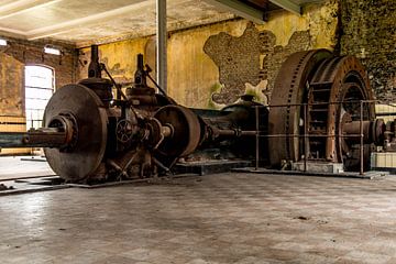 Machine in een oude vervallen fabriek van SRF