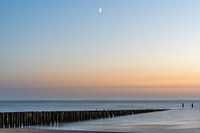 De kust van Walcheren tijdens zonsondergang.