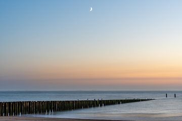 De kust van Walcheren tijdens zonsondergang. van zeilstrafotografie.nl